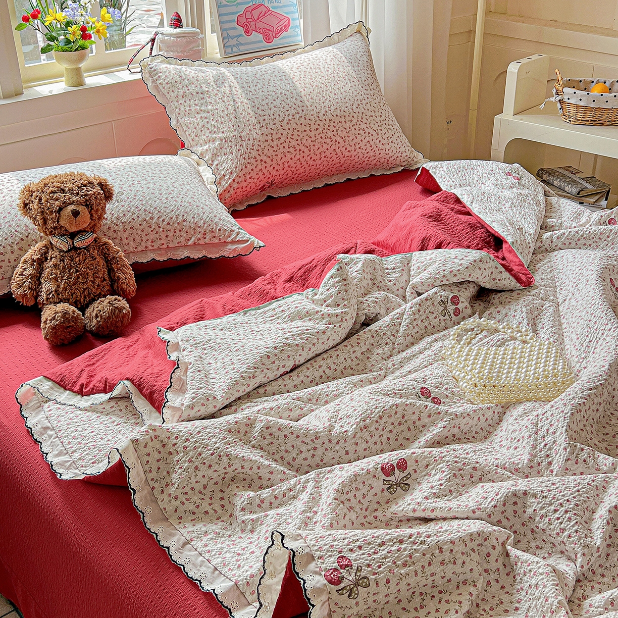 91家纺网 家纺一手货源 找家纺 禾沐 2026新款云感泡芙纱全棉蕾丝花边款夏被四件套 莓系花伐
