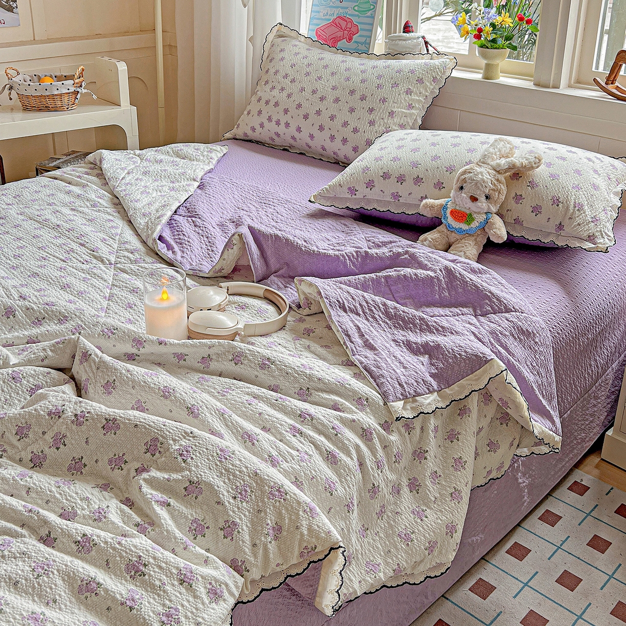 91家纺网 家纺一手货源 找家纺 禾沐 2026新款云感泡芙纱全棉蕾丝花边款夏被四件套 芋泥花束