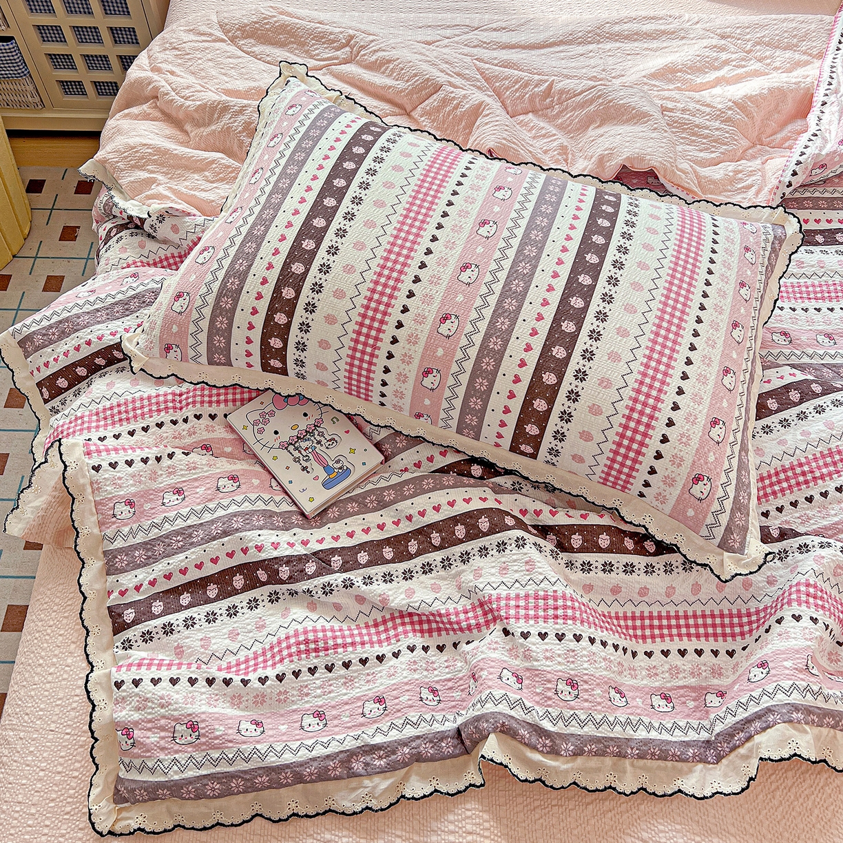 91家纺网 家纺一手货源 找家纺 禾沐 2026新款云感泡芙纱全棉蕾丝花边款夏被四件套 猫咪集