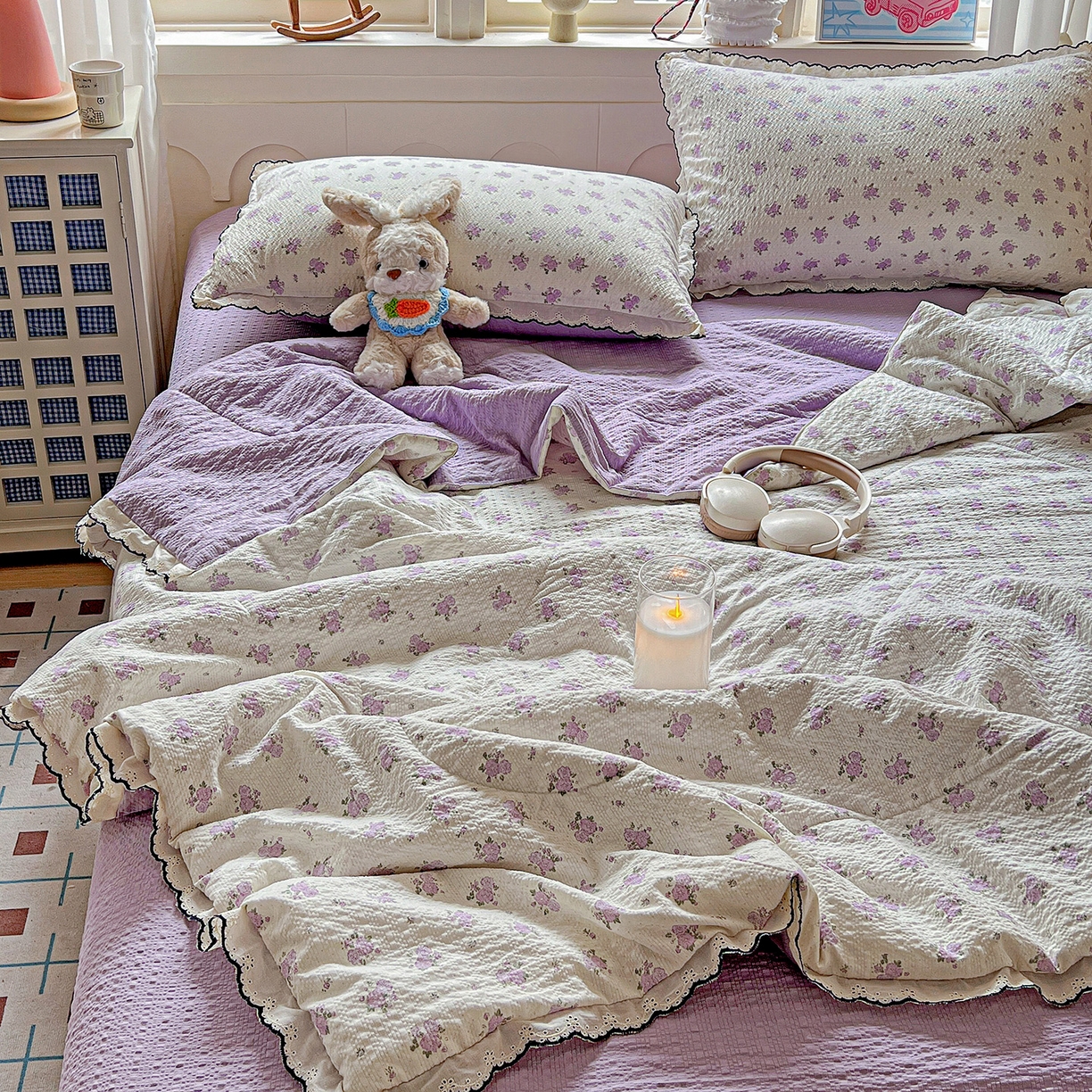 91家纺网 家纺一手货源 找家纺 禾沐 2026新款云感泡芙纱全棉蕾丝花边款夏被四件套 芋泥花束