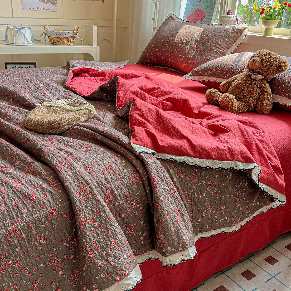 91家纺网 家纺一手货源 找家纺 禾沐 2026新款云感泡芙纱全棉蕾丝花边款夏被四件套 胭脂