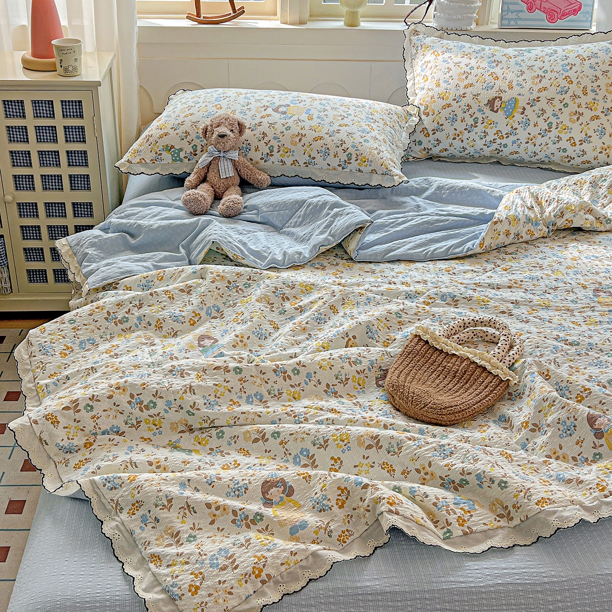 91家纺网 家纺一手货源 找家纺 禾沐 2026新款云感泡芙纱全棉蕾丝花边款夏被四件套 花镜人偶