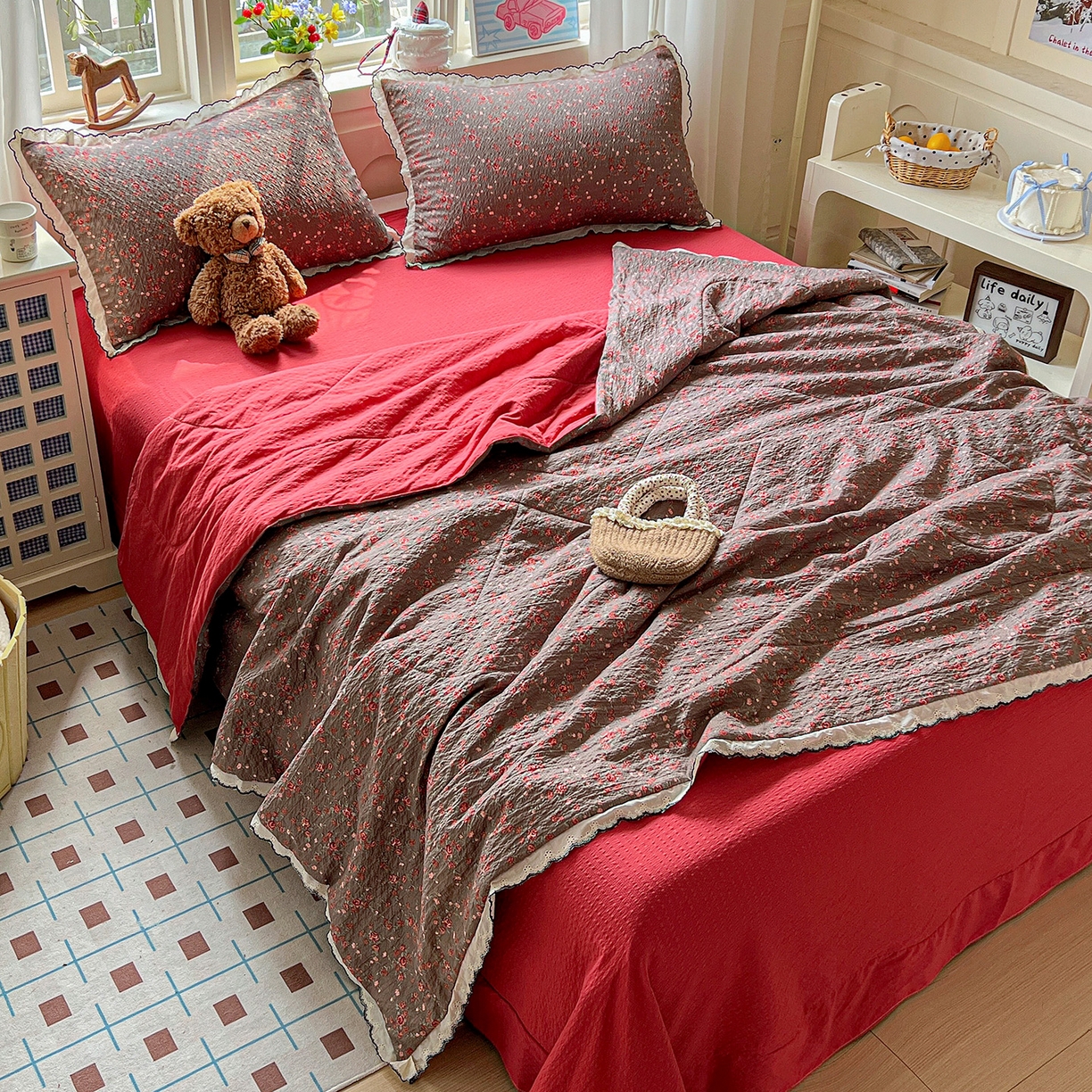 91家纺网 家纺一手货源 找家纺 禾沐 2026新款云感泡芙纱全棉蕾丝花边款夏被四件套 胭脂