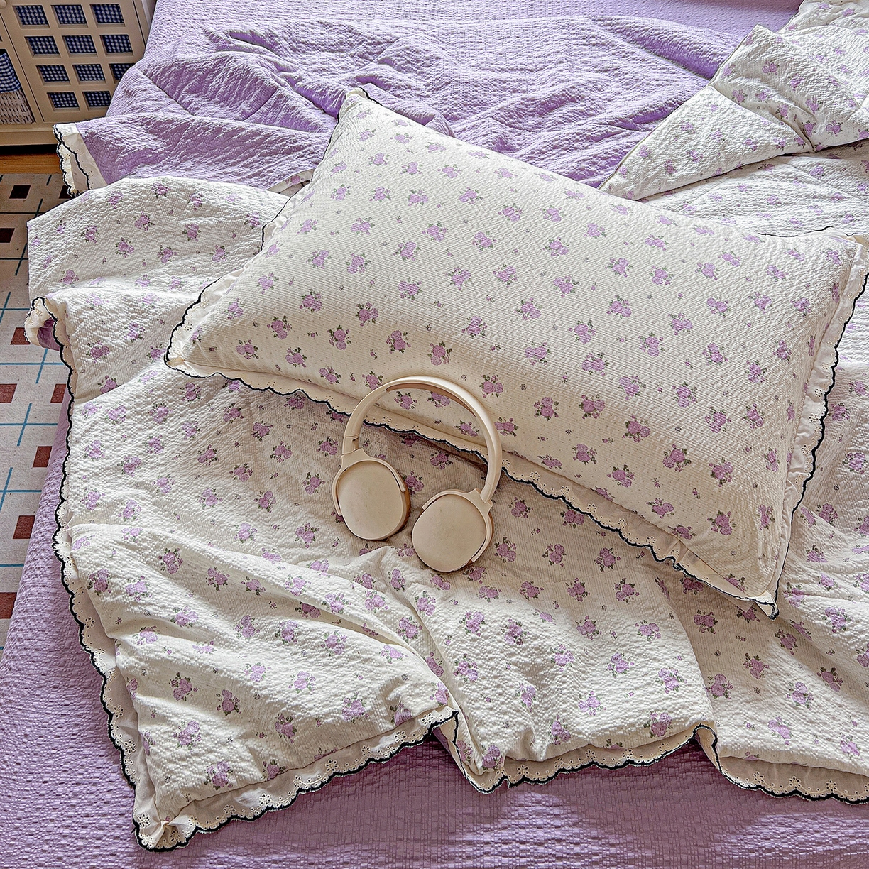 91家纺网 家纺一手货源 找家纺 禾沐 2026新款云感泡芙纱全棉蕾丝花边款夏被四件套 芋泥花束