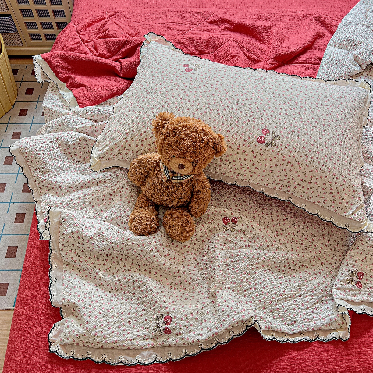 91家纺网 家纺一手货源 找家纺 禾沐 2026新款云感泡芙纱全棉蕾丝花边款夏被四件套 莓系花伐