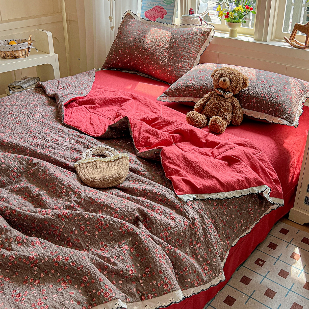 91家纺网 家纺一手货源 找家纺 禾沐 2026新款云感泡芙纱全棉蕾丝花边款夏被四件套 胭脂