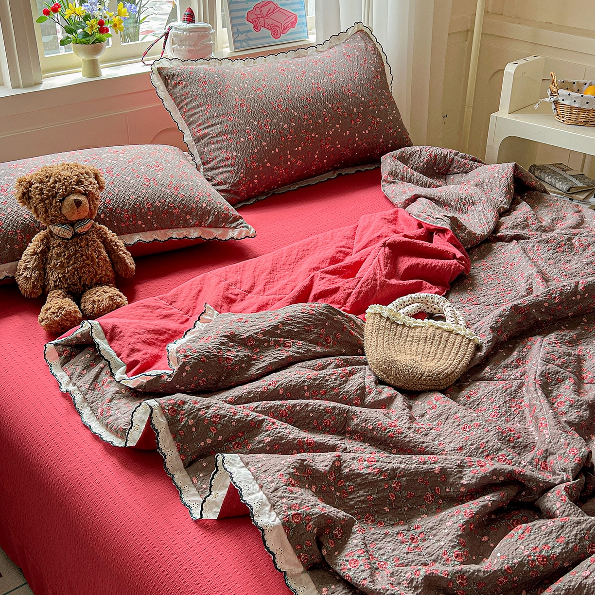 91家纺网 家纺一手货源 找家纺 禾沐 2026新款云感泡芙纱全棉蕾丝花边款夏被四件套 胭脂