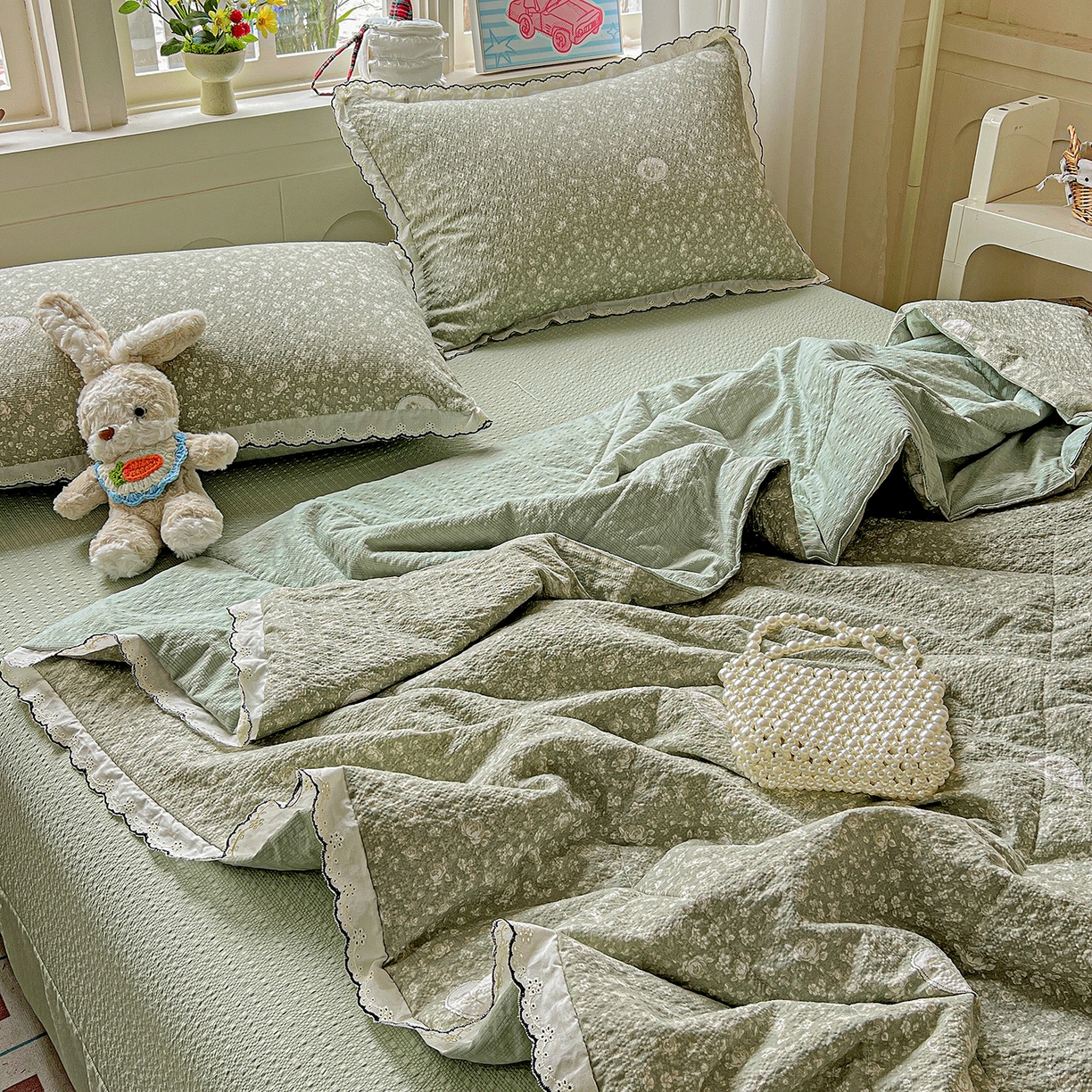 91家纺网 家纺一手货源 找家纺 禾沐 2026新款云感泡芙纱全棉蕾丝花边款夏被四件套 蔷薇花