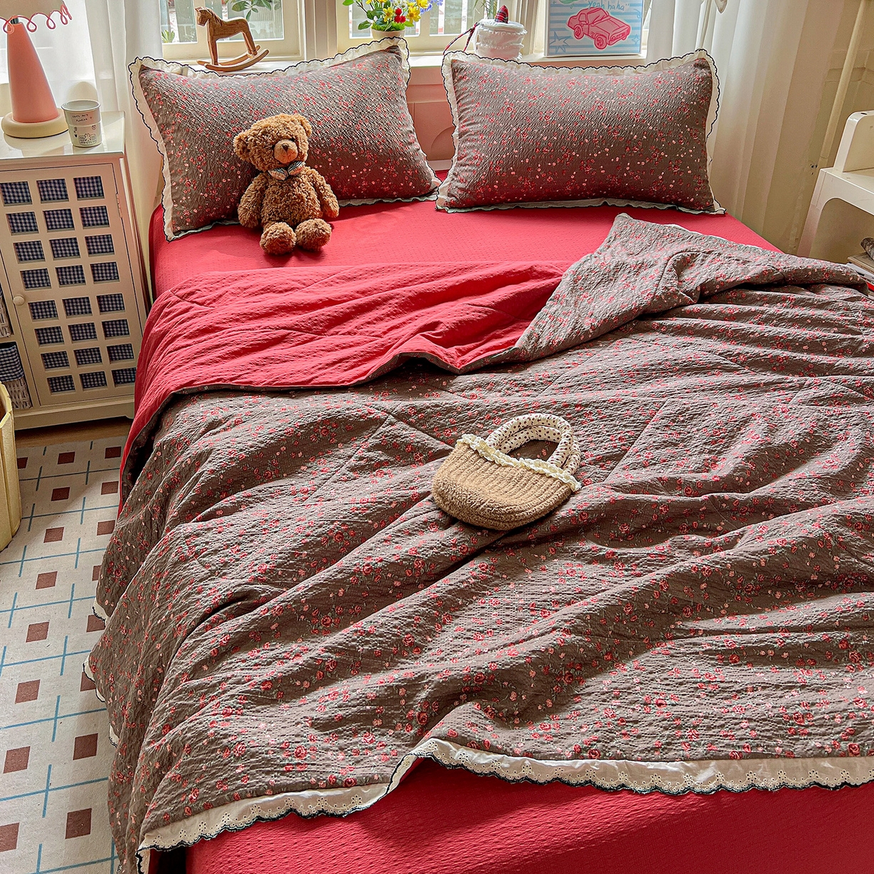 91家纺网 家纺一手货源 找家纺 禾沐 2026新款云感泡芙纱全棉蕾丝花边款夏被四件套 胭脂