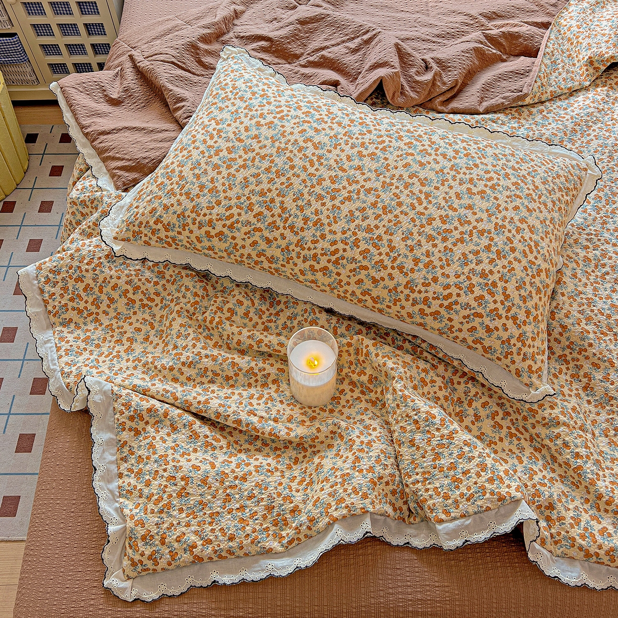 91家纺网 家纺一手货源 找家纺 禾沐 2026新款云感泡芙纱全棉蕾丝花边款夏被四件套 暖橘枝