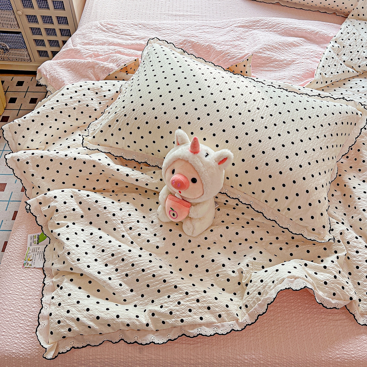 91家纺网 家纺一手货源 找家纺 禾沐 2026新款云感泡芙纱全棉蕾丝花边款夏被四件套 波点