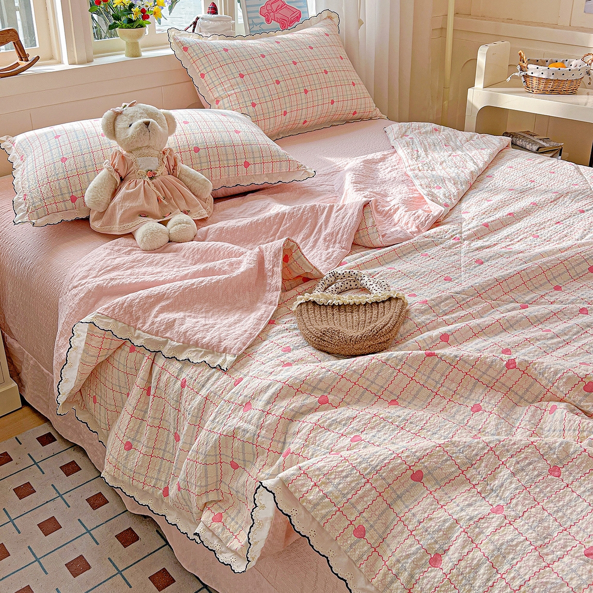 91家纺网 家纺一手货源 找家纺 禾沐 2026新款云感泡芙纱全棉蕾丝花边款夏被四件套 格格心