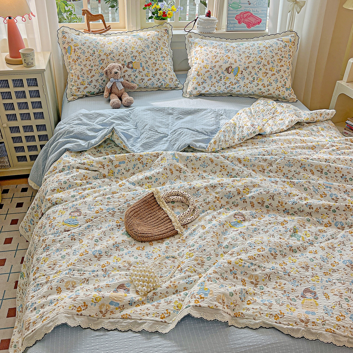 91家纺网 家纺一手货源 找家纺 禾沐 2026新款云感泡芙纱全棉蕾丝花边款夏被四件套 花镜人偶