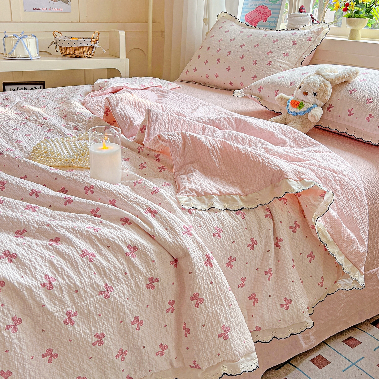 91家纺网 家纺一手货源 找家纺 禾沐 2026新款云感泡芙纱全棉蕾丝花边款夏被四件套 若梦