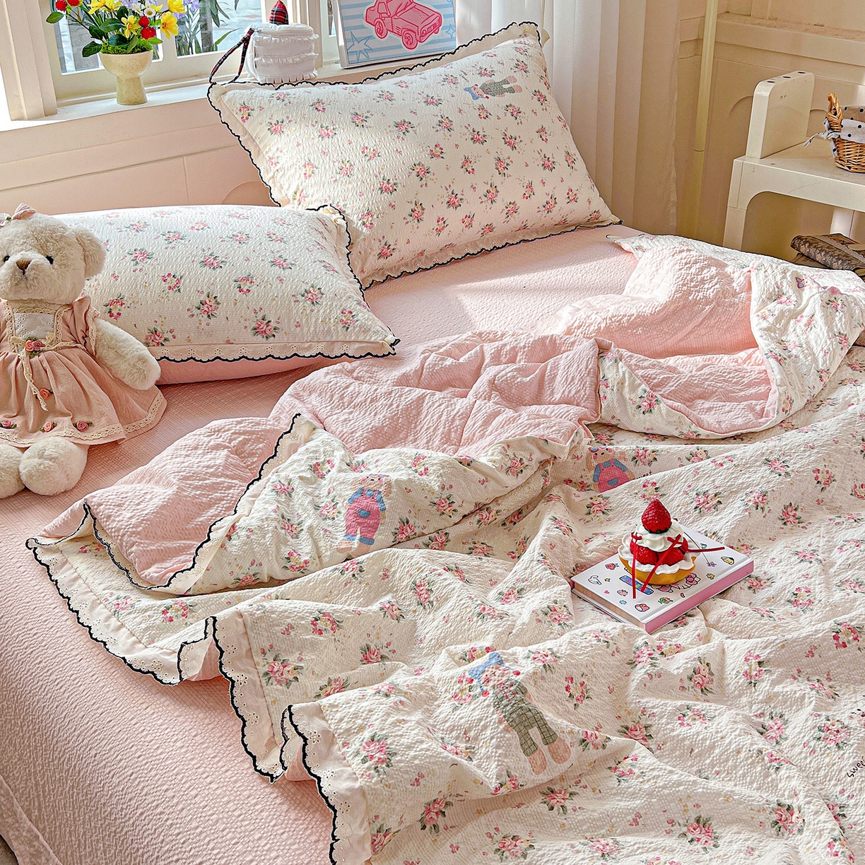 91家纺网 家纺一手货源 找家纺 禾沐 2026新款云感泡芙纱全棉蕾丝花边款夏被四件套 花丛萌免