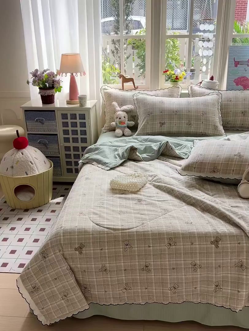 91家纺网 家纺一手货源 找家纺 禾沐 2026新款云感泡芙纱全棉蕾丝花边款夏被四件套 格纹熊