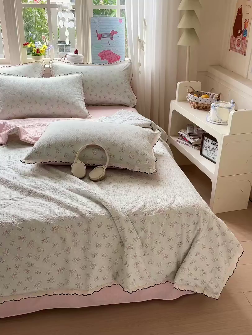 91家纺网 家纺一手货源 找家纺 禾沐 2026新款云感泡芙纱全棉蕾丝花边款夏被四件套 花软雾