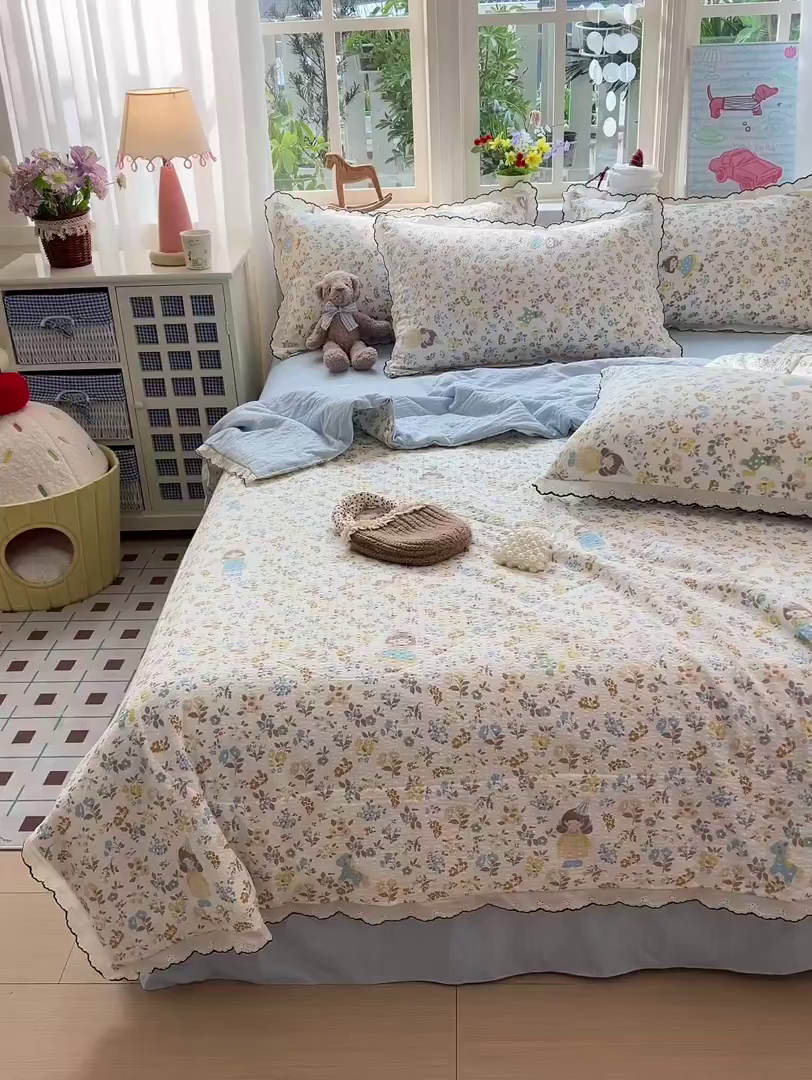 91家纺网 家纺一手货源 找家纺 禾沐 2026新款云感泡芙纱全棉蕾丝花边款夏被四件套 花镜人偶