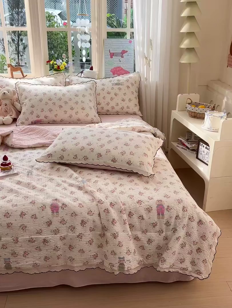 91家纺网 家纺一手货源 找家纺 禾沐 2026新款云感泡芙纱全棉蕾丝花边款夏被四件套 花丛萌免
