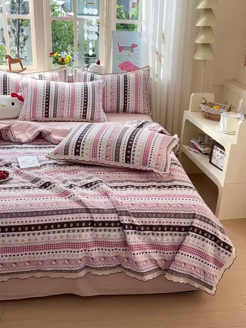 91家纺网 家纺一手货源 找家纺 禾沐 2026新款云感泡芙纱全棉蕾丝花边款夏被四件套 猫咪集