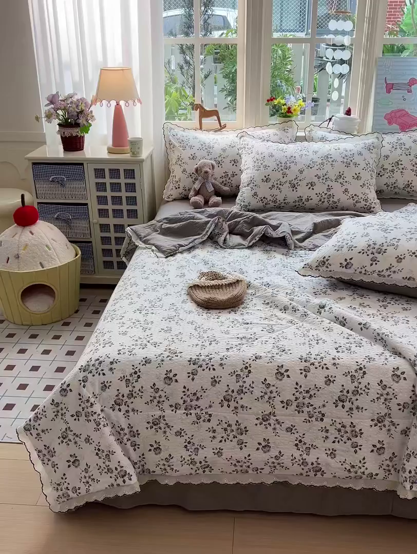 91家纺网 家纺一手货源 找家纺 禾沐 2026新款云感泡芙纱全棉蕾丝花边款夏被四件套 只闻花香