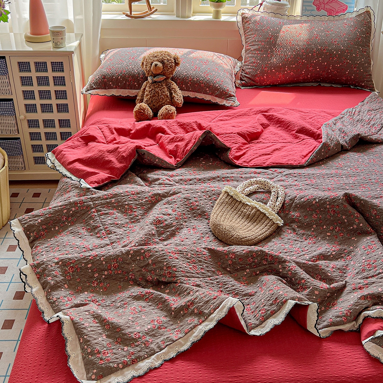 91家纺网 家纺一手货源 找家纺 禾沐 2026新款云感泡芙纱全棉蕾丝花边款夏被四件套 胭脂