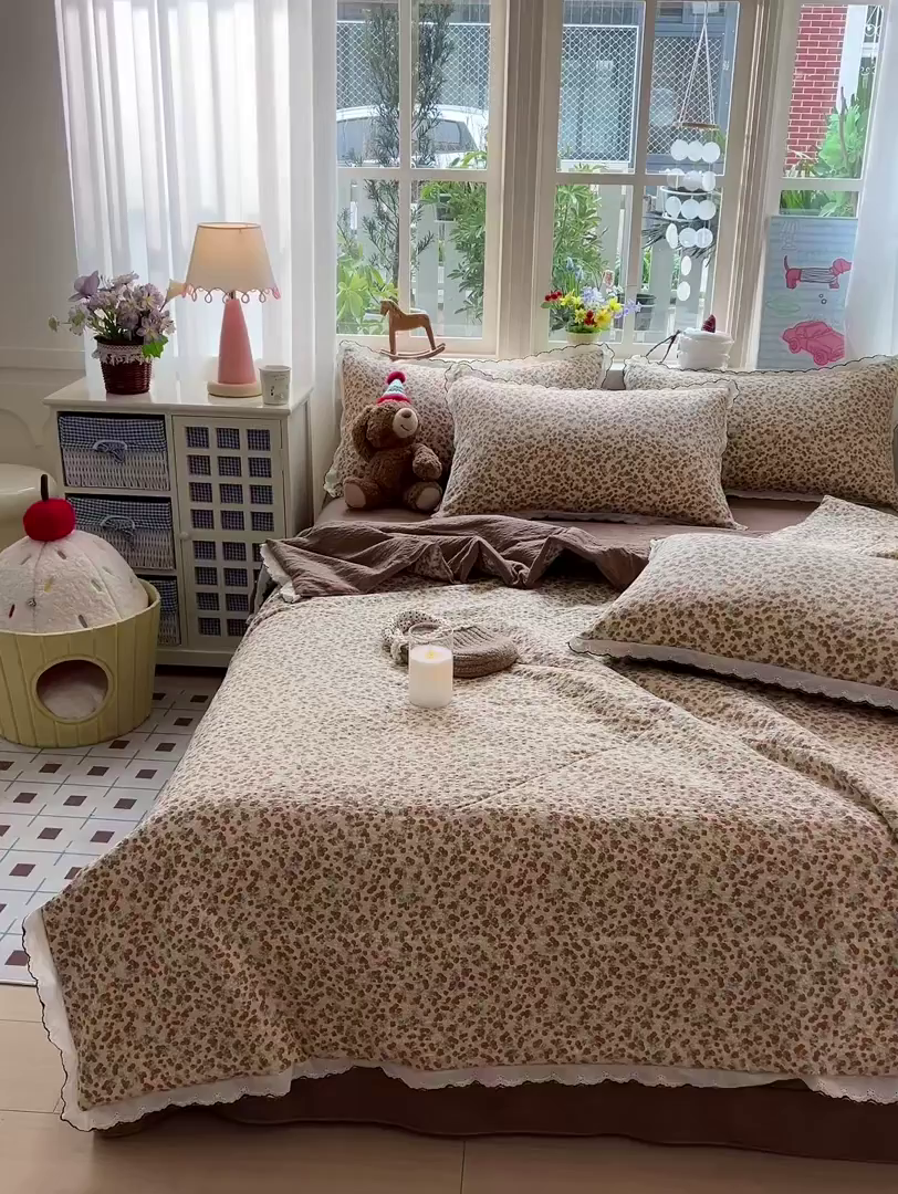 91家纺网 家纺一手货源 找家纺 禾沐 2026新款云感泡芙纱全棉蕾丝花边款夏被四件套 暖橘枝