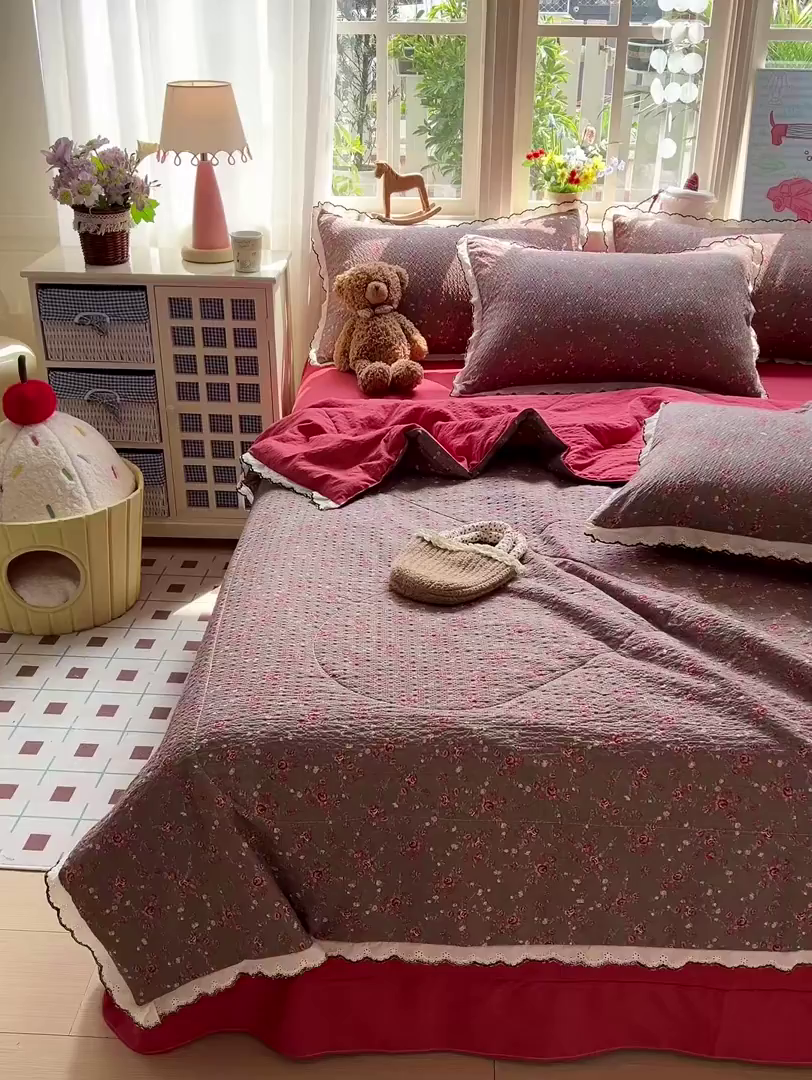 91家纺网 家纺一手货源 找家纺 禾沐 2026新款云感泡芙纱全棉蕾丝花边款夏被四件套 胭脂