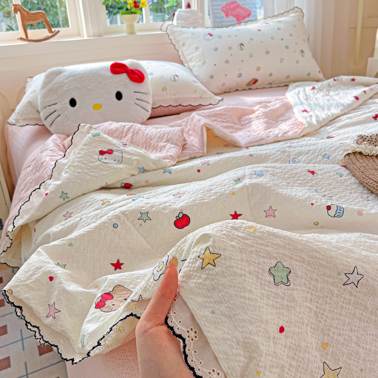 91家纺网 家纺一手货源 找家纺 梵希雅 2026新款泡芙纱纯棉蕾丝花边夏被四件套 星芒凯蒂