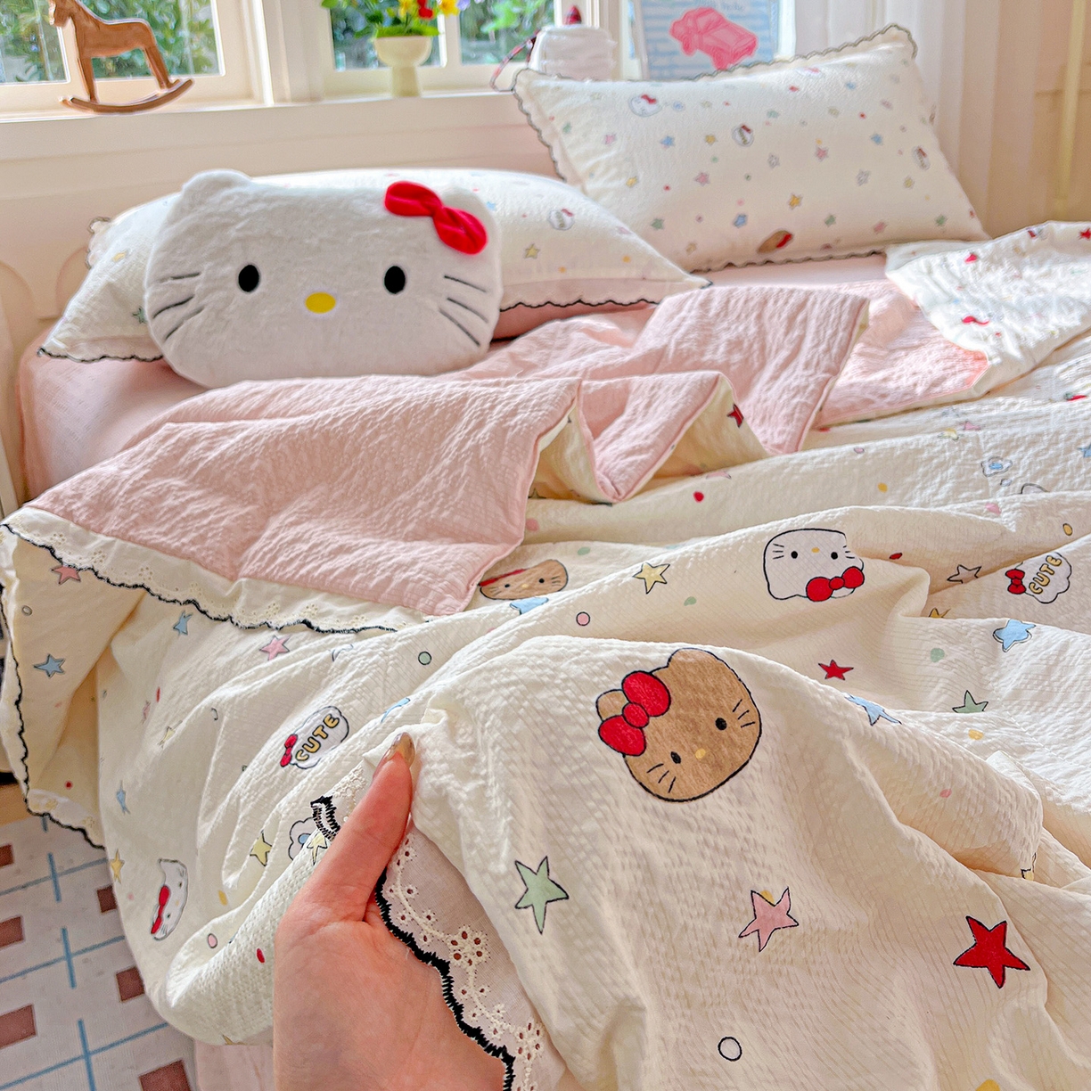 91家纺网 家纺一手货源 找家纺 梵希雅 2026新款泡芙纱纯棉蕾丝花边夏被四件套 星芒凯蒂