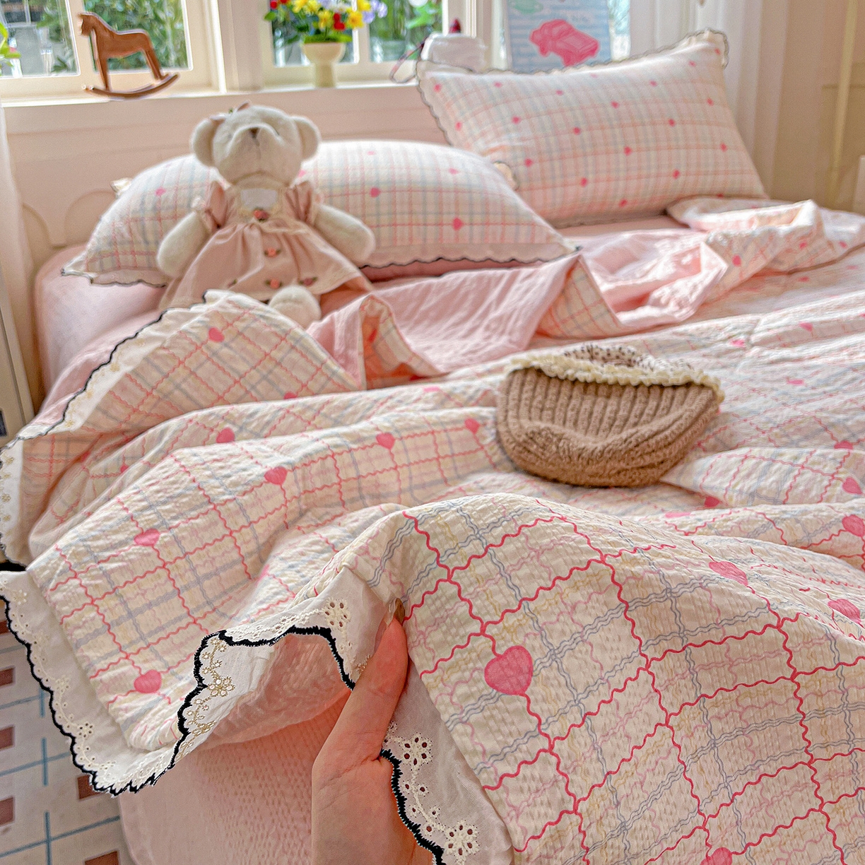 91家纺网 家纺一手货源 找家纺 梵希雅 2026新款泡芙纱纯棉蕾丝花边夏被四件套 格格心