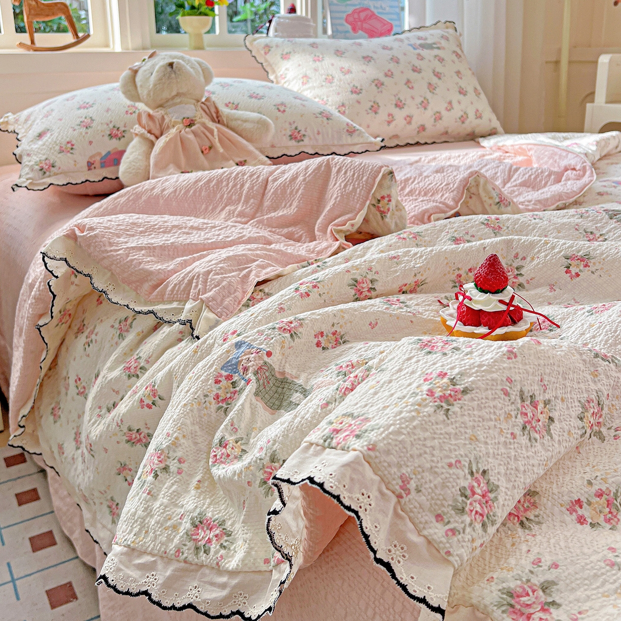 91家纺网 家纺一手货源 找家纺 梵希雅 2026新款泡芙纱纯棉蕾丝花边夏被四件套 花丛萌免