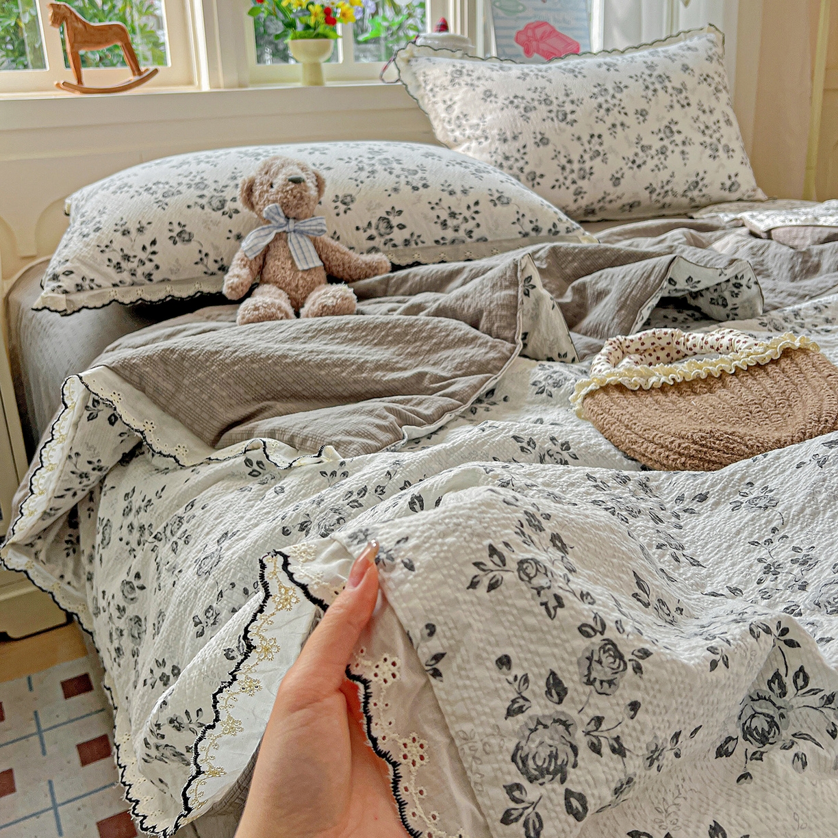 91家纺网 家纺一手货源 找家纺 梵希雅 2026新款泡芙纱纯棉蕾丝花边夏被四件套 只闻花香