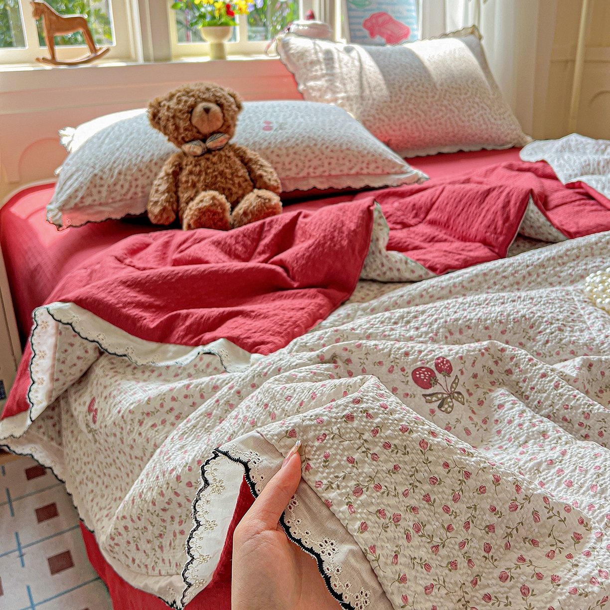 91家纺网 家纺一手货源 找家纺 梵希雅 2026新款泡芙纱纯棉蕾丝花边夏被四件套 莓系花伐