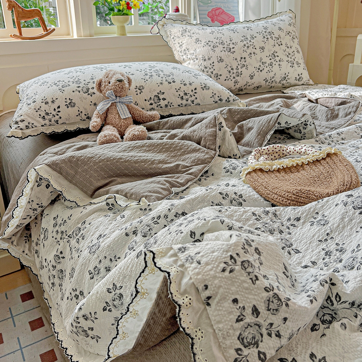 91家纺网 家纺一手货源 找家纺 梵希雅 2026新款泡芙纱纯棉蕾丝花边夏被四件套 只闻花香