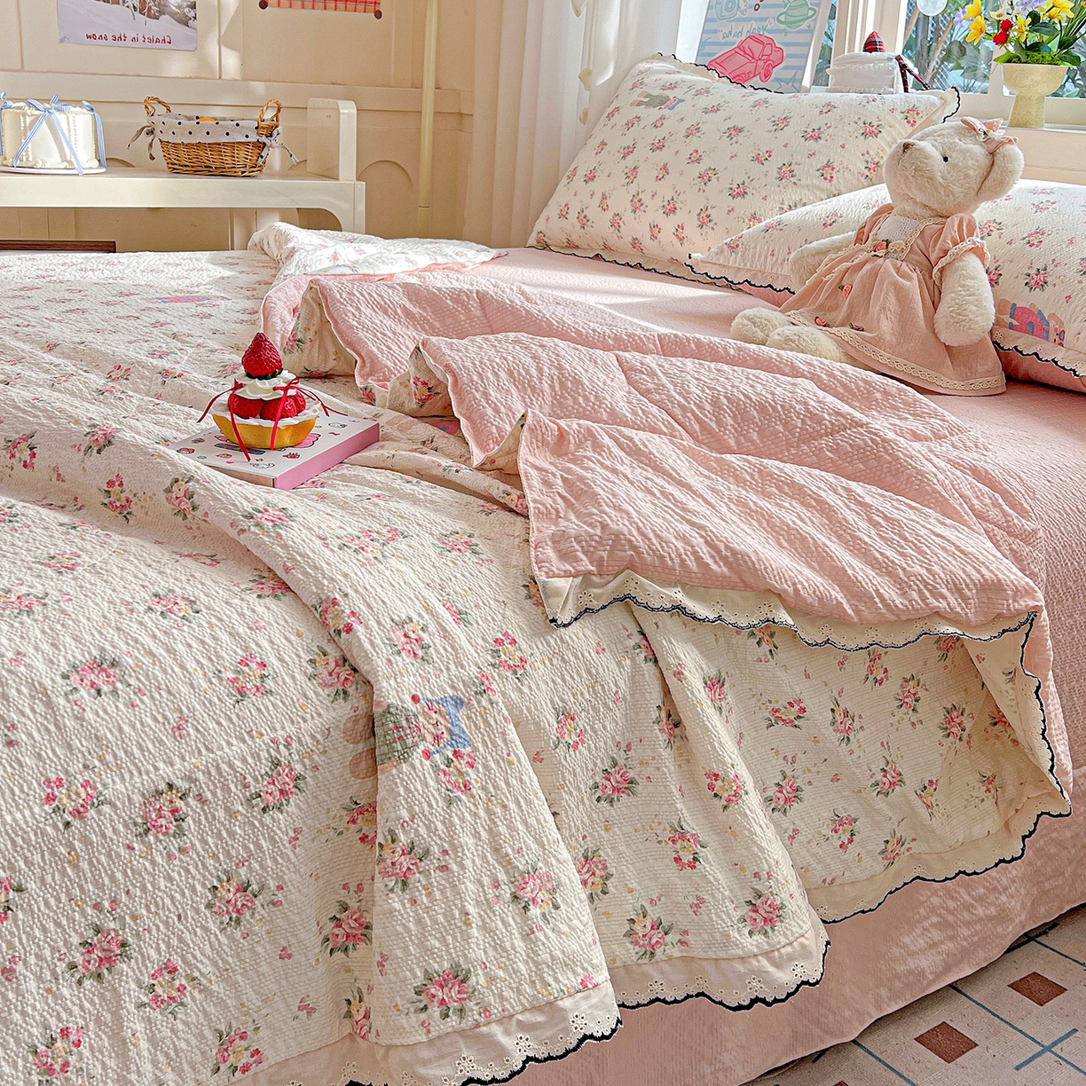 91家纺网 家纺一手货源 找家纺 梵希雅 2026新款泡芙纱纯棉蕾丝花边夏被四件套 花丛萌免