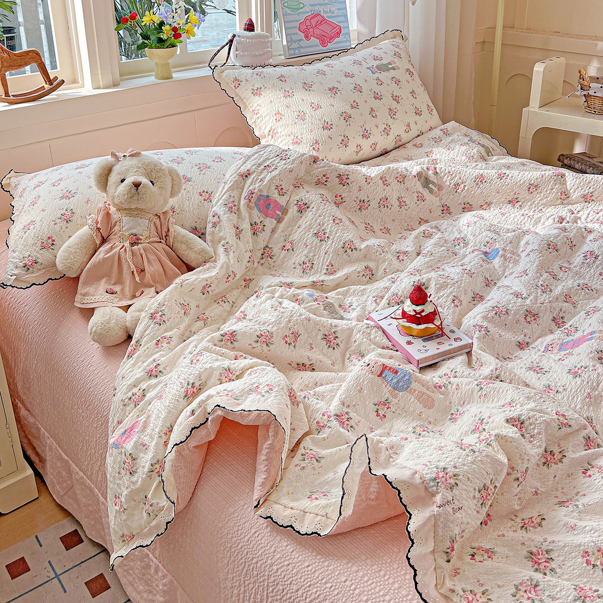 91家纺网 家纺一手货源 找家纺 梵希雅 2026新款泡芙纱纯棉蕾丝花边夏被四件套 花丛萌免