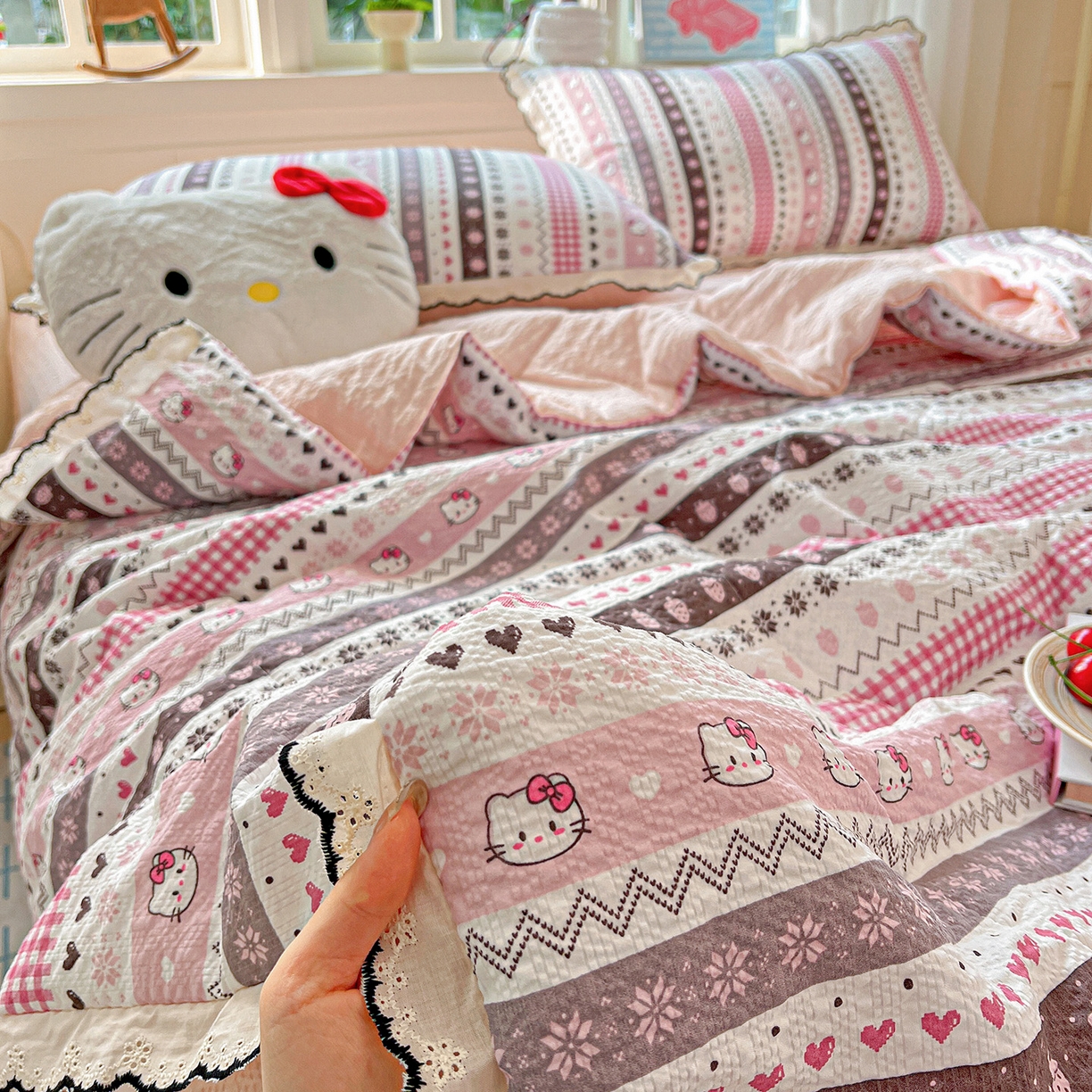 91家纺网 家纺一手货源 找家纺 梵希雅 2026新款泡芙纱纯棉蕾丝花边夏被四件套 猫咪集