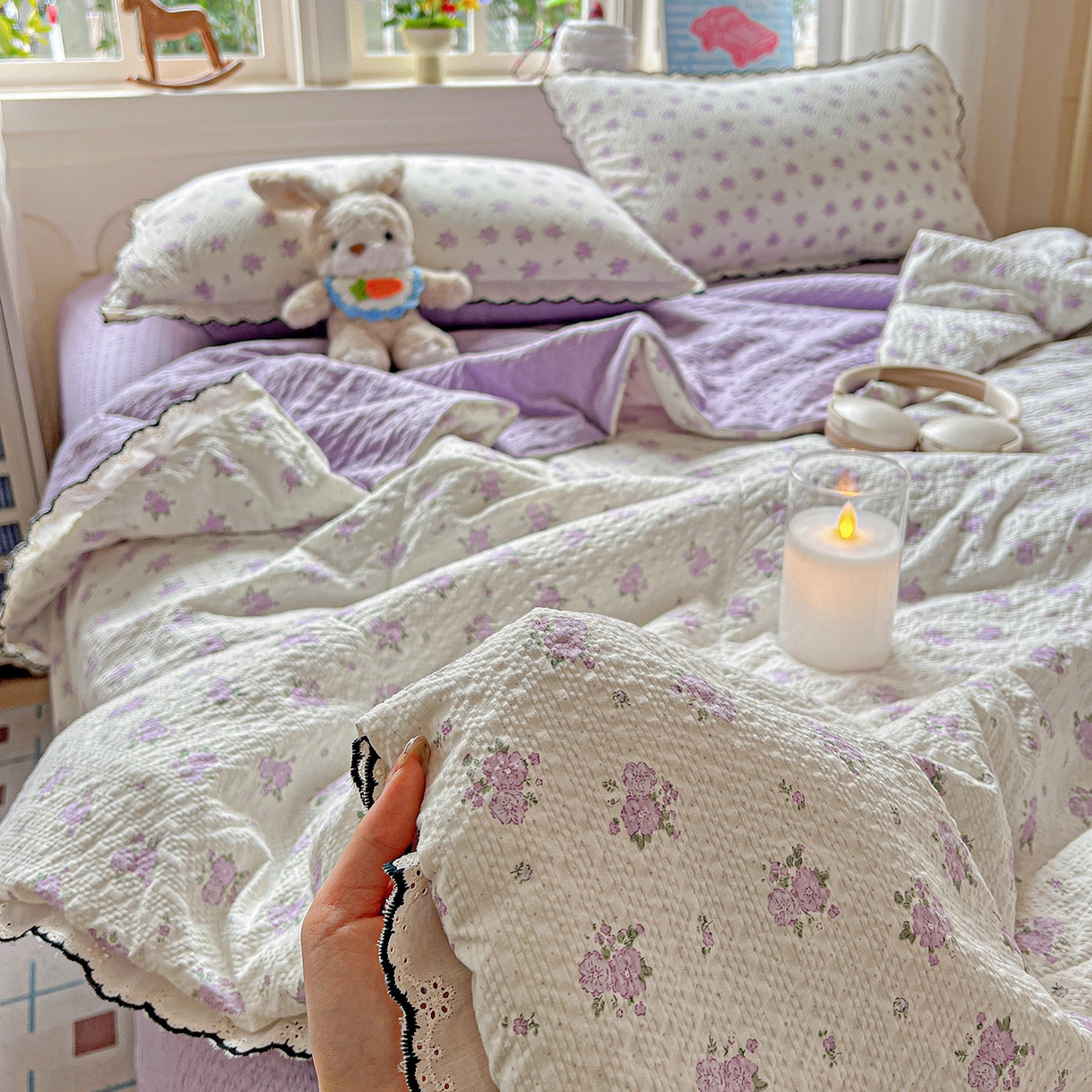 91家纺网 家纺一手货源 找家纺 梵希雅 2026新款泡芙纱纯棉蕾丝花边夏被四件套 芋泥花束