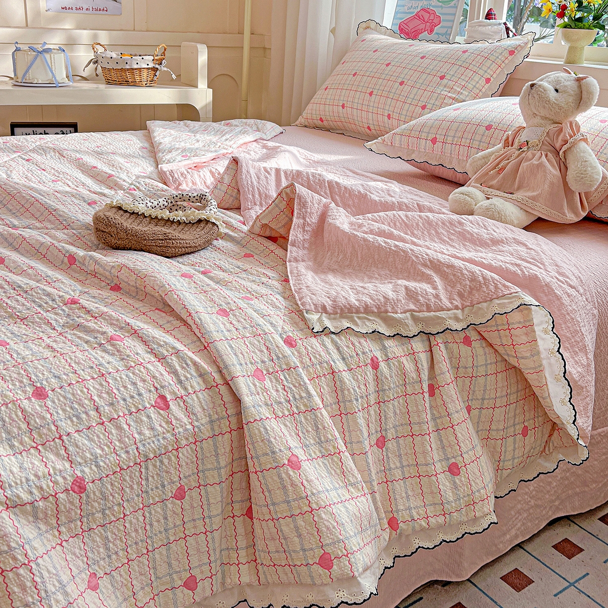 91家纺网 家纺一手货源 找家纺 梵希雅 2026新款泡芙纱纯棉蕾丝花边夏被四件套 格格心