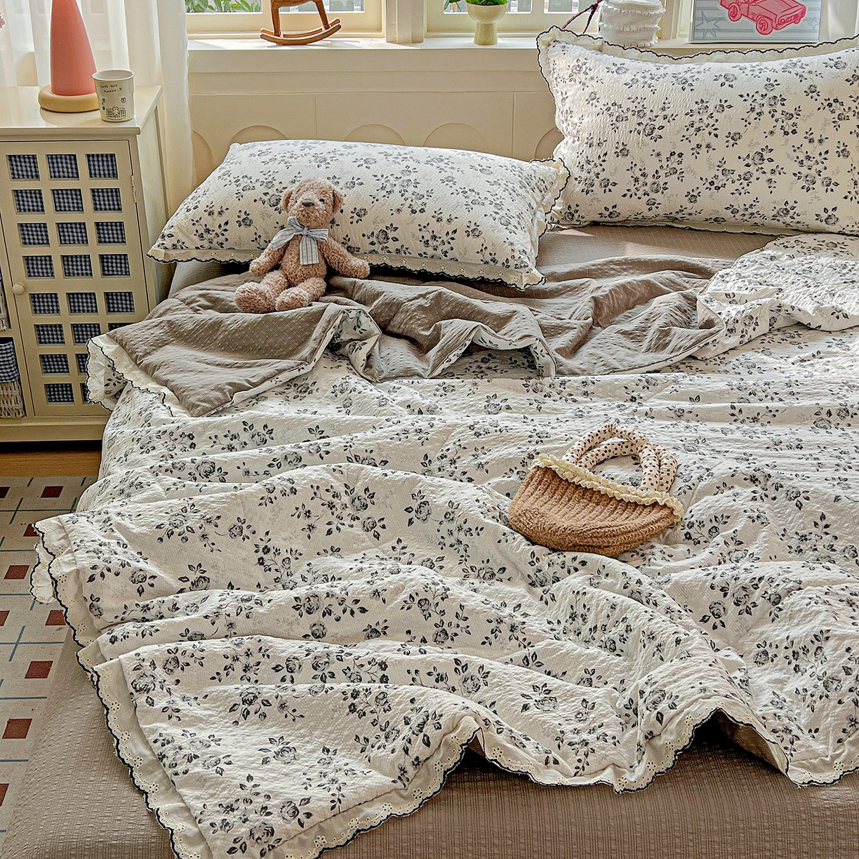 91家纺网 家纺一手货源 找家纺 梵希雅 2026新款泡芙纱纯棉蕾丝花边夏被四件套 只闻花香