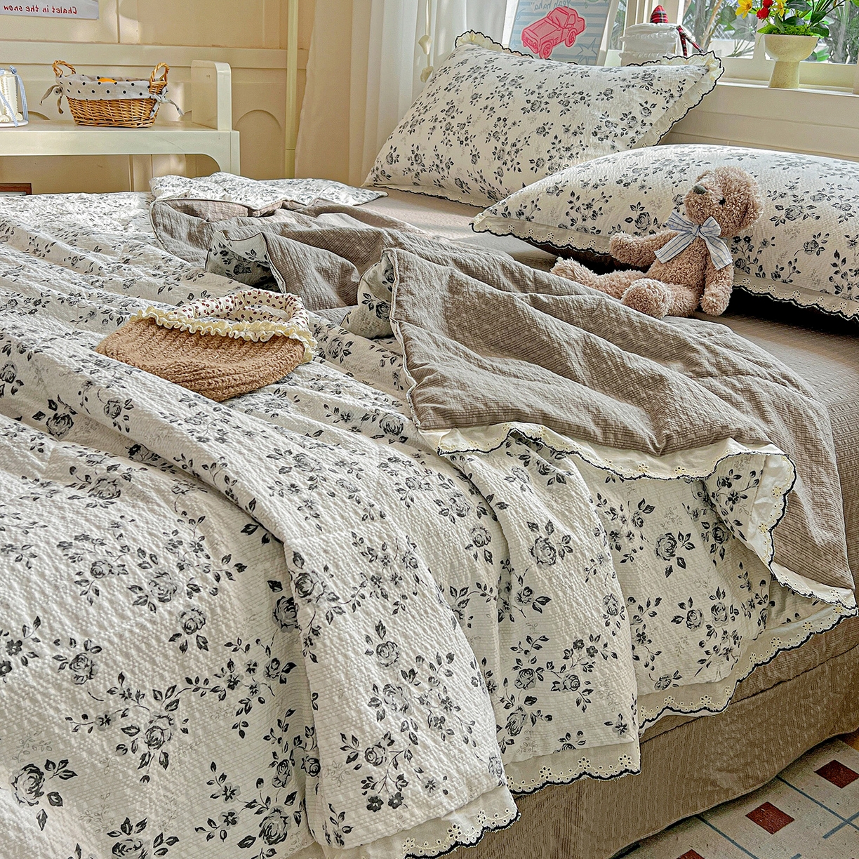 91家纺网 家纺一手货源 找家纺 梵希雅 2026新款泡芙纱纯棉蕾丝花边夏被四件套 只闻花香