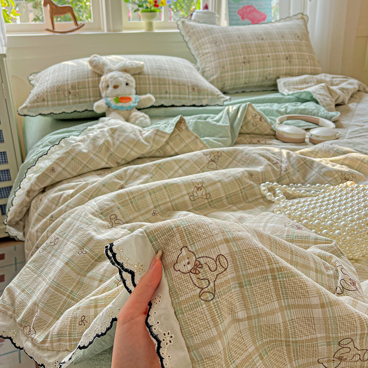91家纺网 家纺一手货源 找家纺 梵希雅 2026新款泡芙纱纯棉蕾丝花边夏被四件套 格纹熊