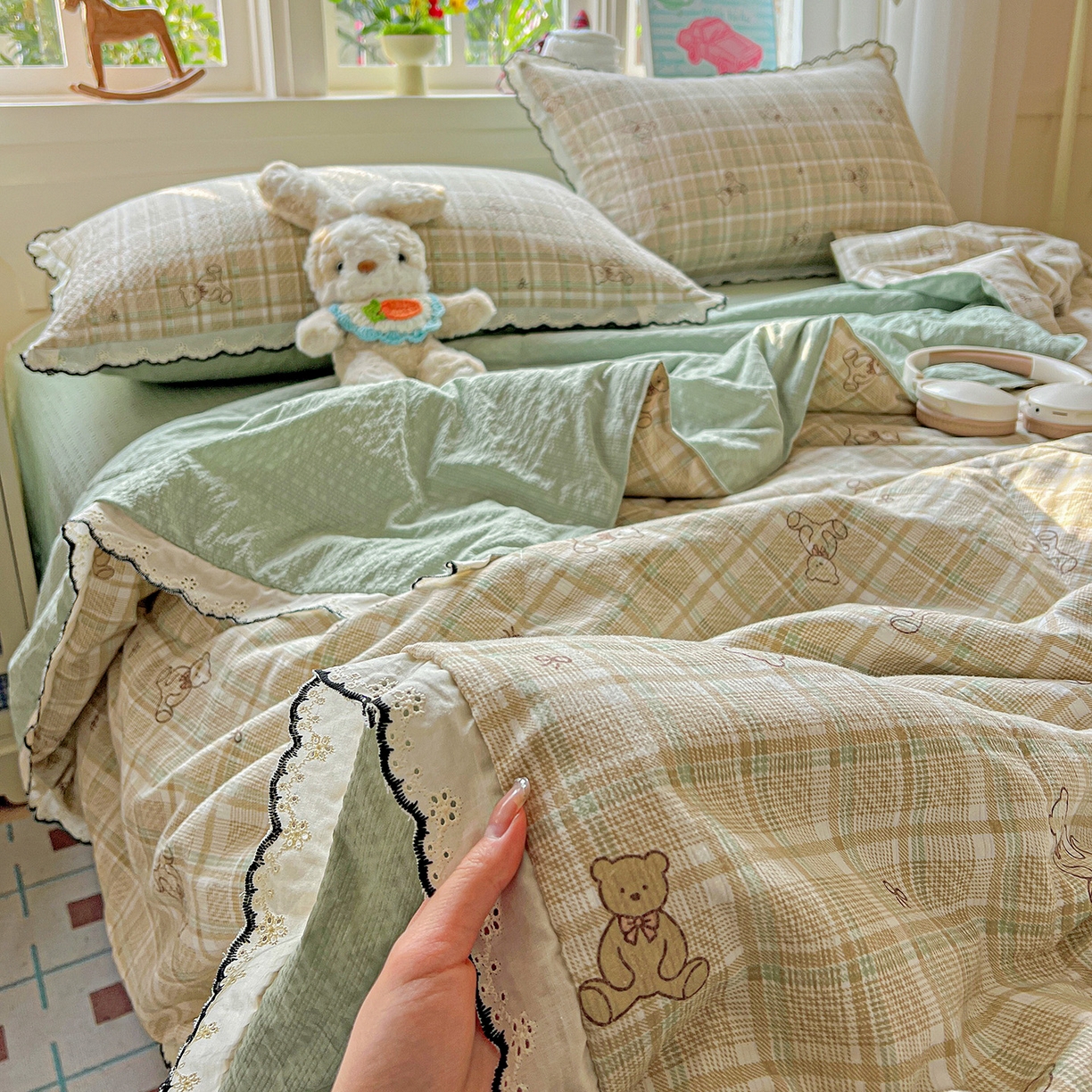 91家纺网 家纺一手货源 找家纺 梵希雅 2026新款泡芙纱纯棉蕾丝花边夏被四件套 格纹熊