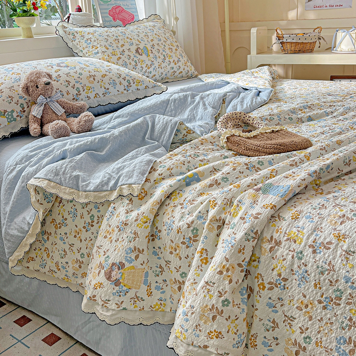 91家纺网 家纺一手货源 找家纺 梵希雅 2026新款泡芙纱纯棉蕾丝花边夏被四件套 花镜人偶