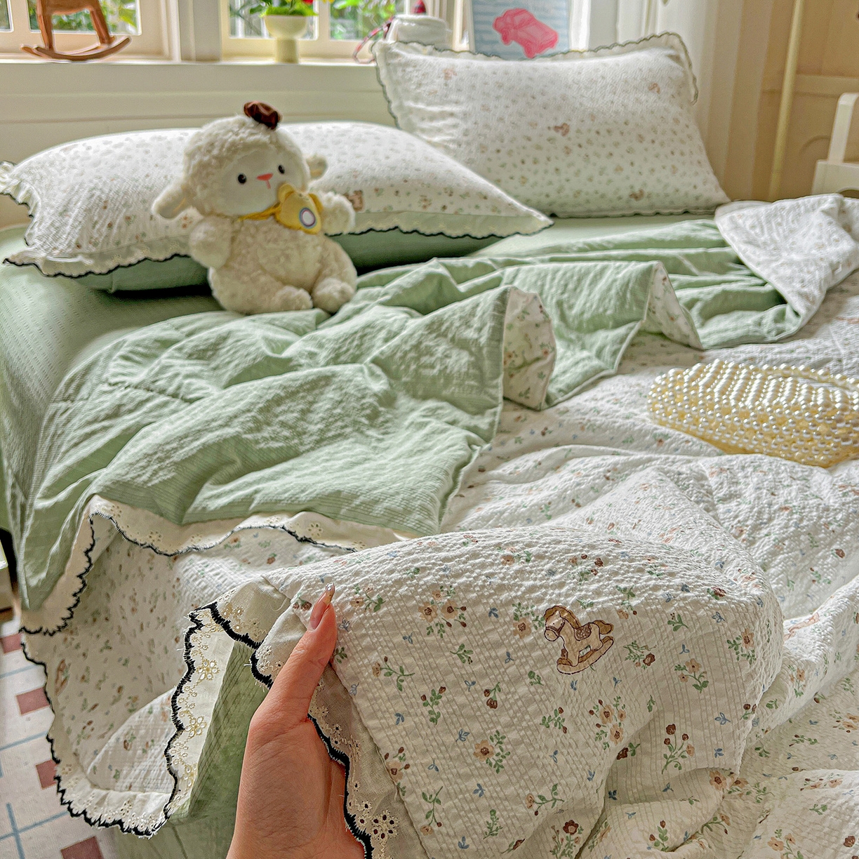 91家纺网 家纺一手货源 找家纺 梵希雅 2026新款泡芙纱纯棉蕾丝花边夏被四件套 木马小花团