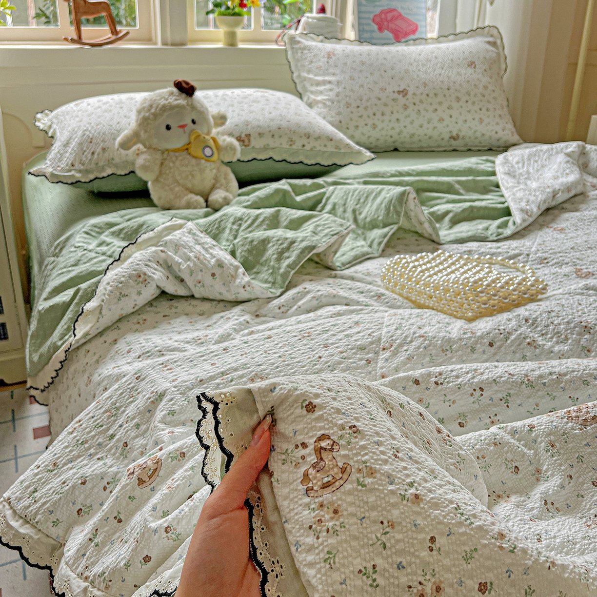 91家纺网 家纺一手货源 找家纺 梵希雅 2026新款泡芙纱纯棉蕾丝花边夏被四件套 木马小花团