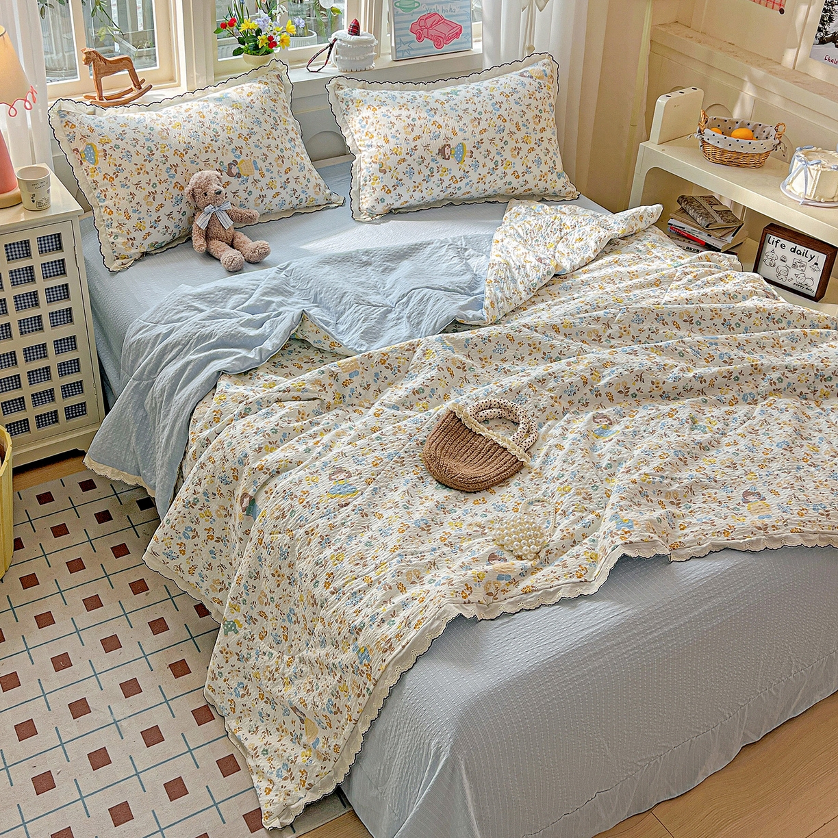 91家纺网 家纺一手货源 找家纺 梵希雅 2026新款泡芙纱纯棉蕾丝花边夏被四件套 花镜人偶