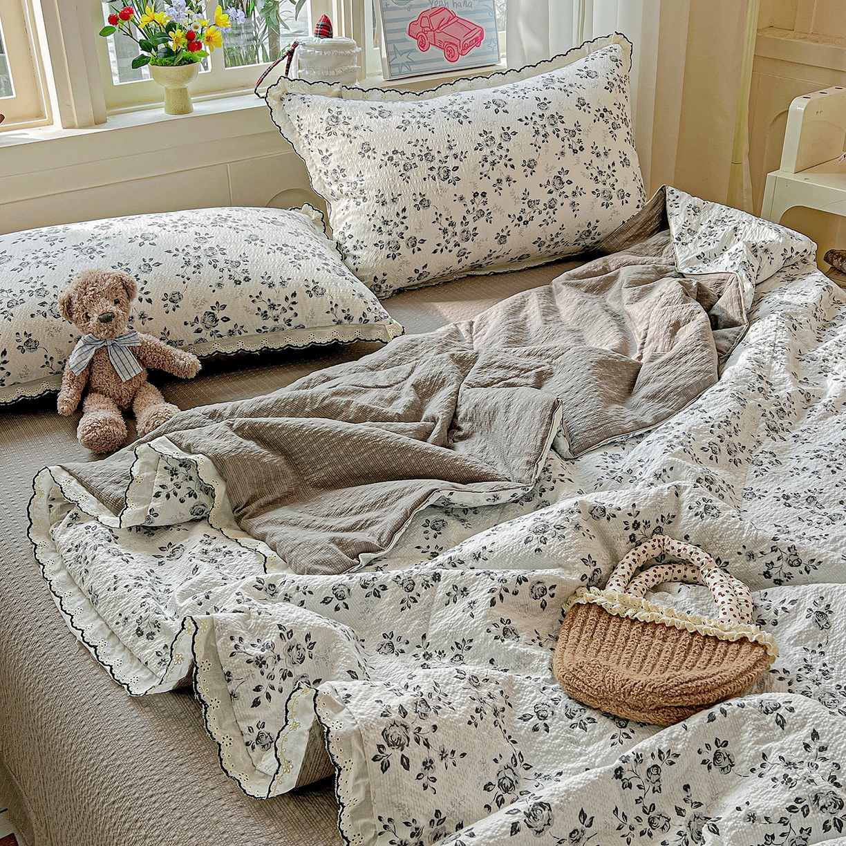 91家纺网 家纺一手货源 找家纺 梵希雅 2026新款泡芙纱纯棉蕾丝花边夏被四件套 只闻花香