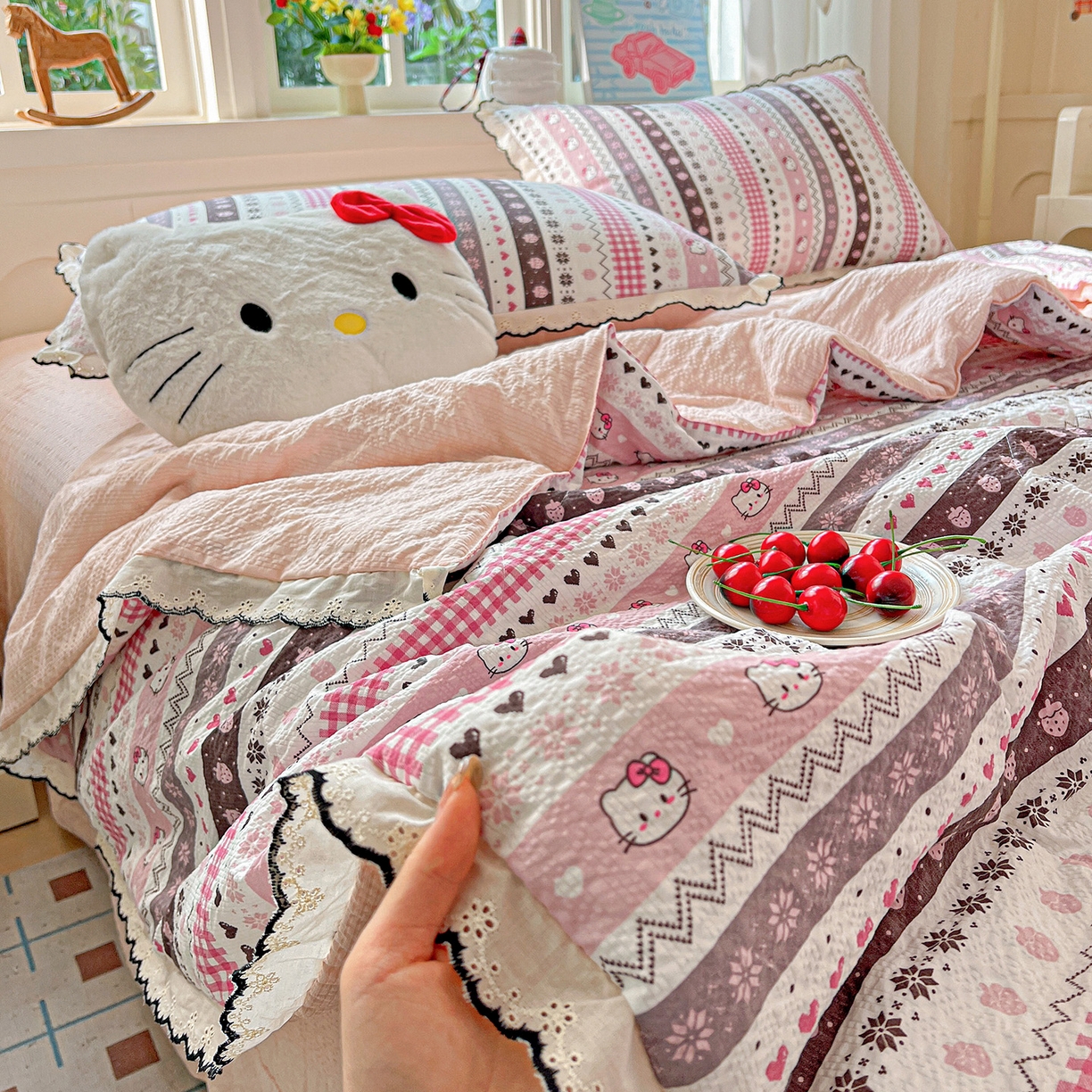 91家纺网 家纺一手货源 找家纺 梵希雅 2026新款泡芙纱纯棉蕾丝花边夏被四件套 猫咪集